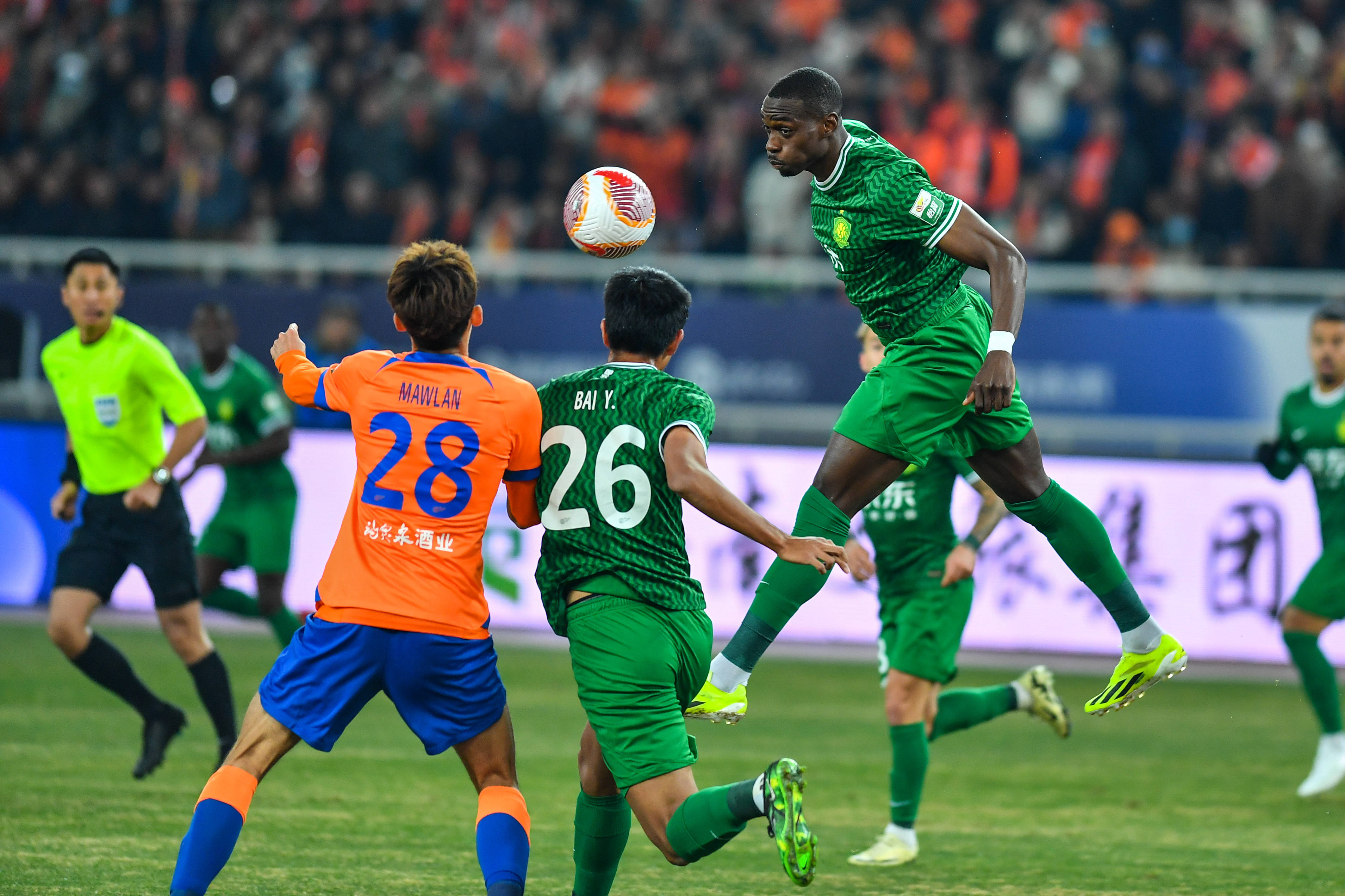 中超赛场上出现激烈的对抗和精彩的比赛