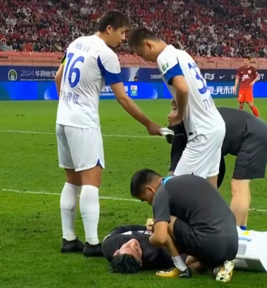 中超赛场上出现激烈的对抗和精彩的比赛