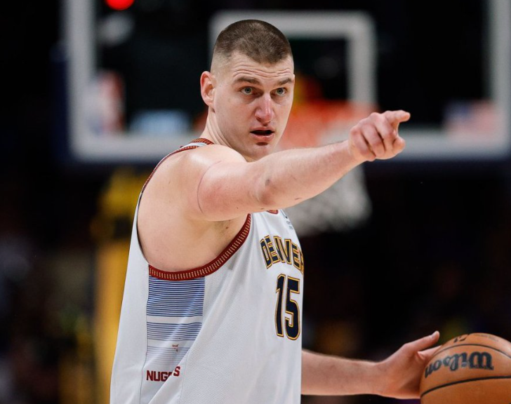 包含雷霆队球员集齐健身房打B胶的词条