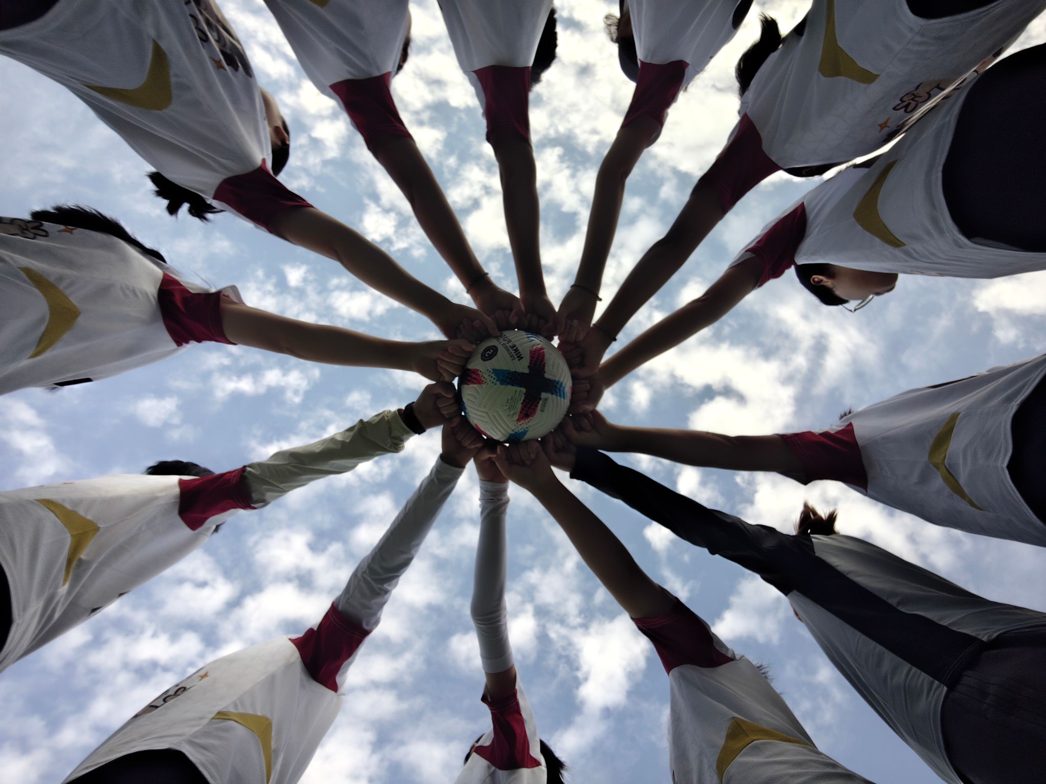 关于U-女足队在国际赛事中获得冠军殊荣的信息