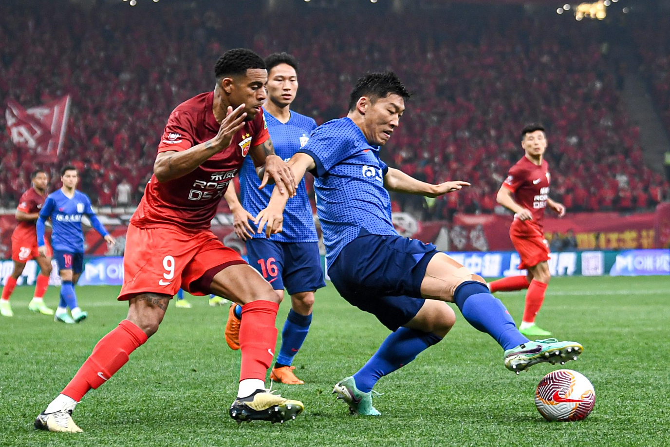 包含见证强强对话，足球场上的激烈角逐的词条