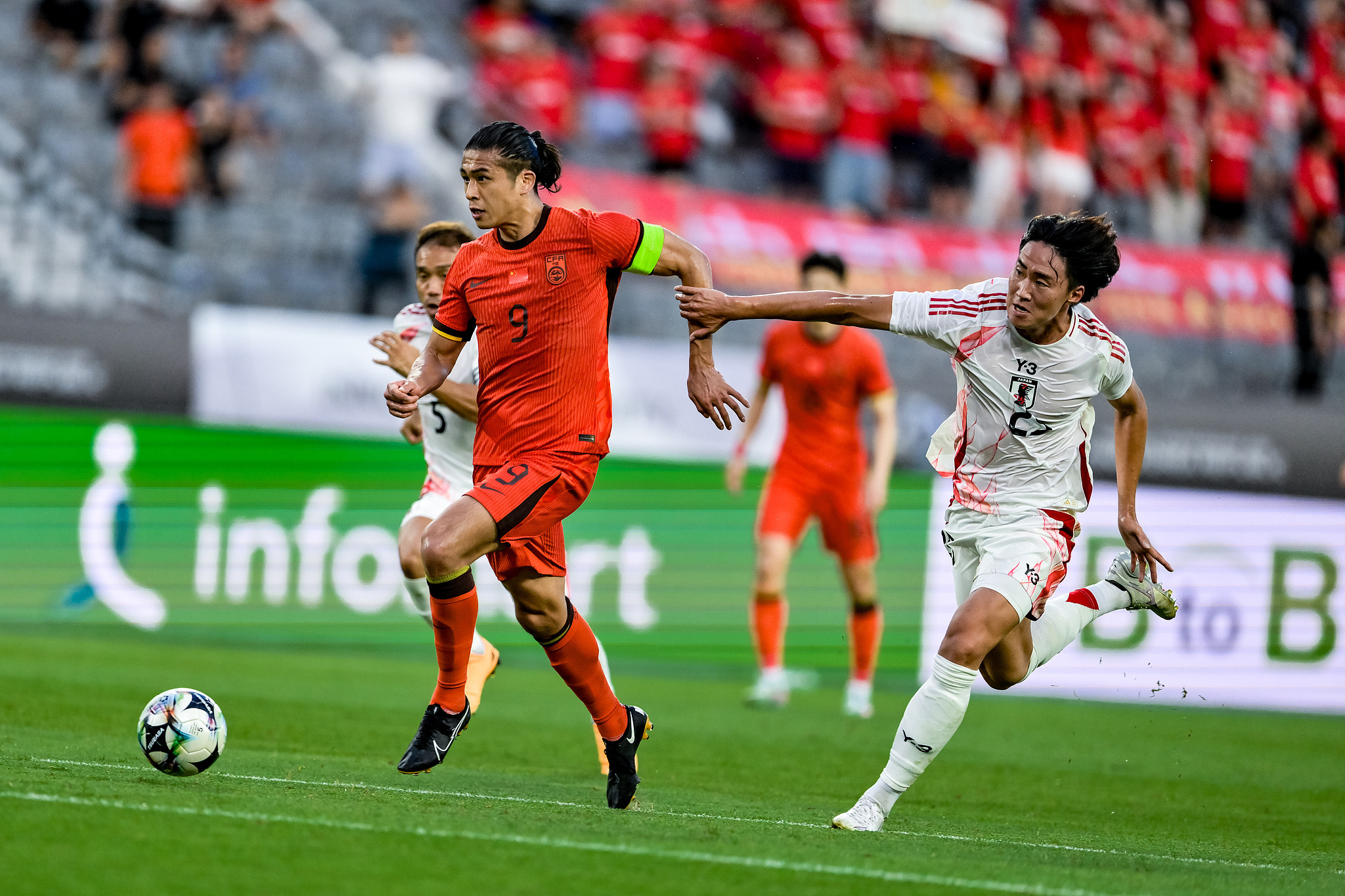 日本足球队表现抢眼，轻取对手晋级