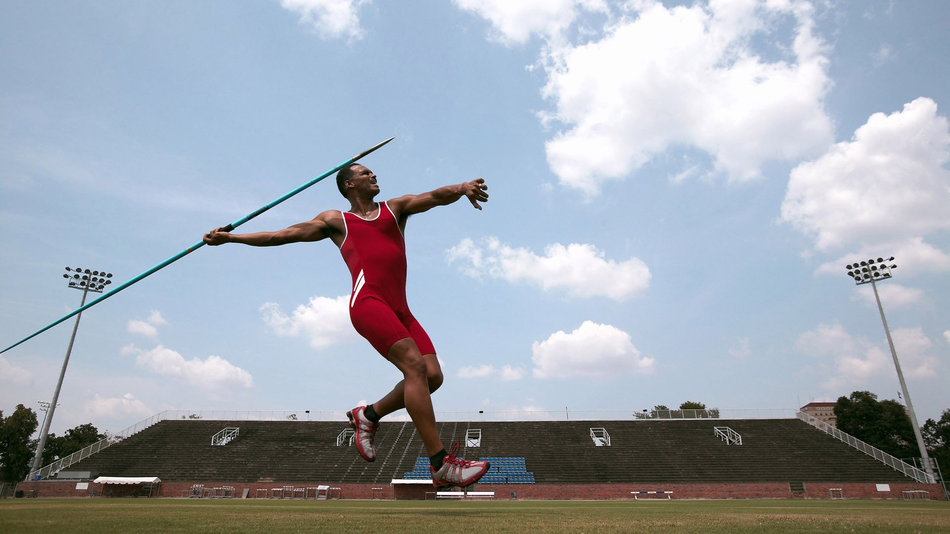 赛道与绿茵场，当F1争冠焦点战遇上那不勒斯血拼巴拉圭