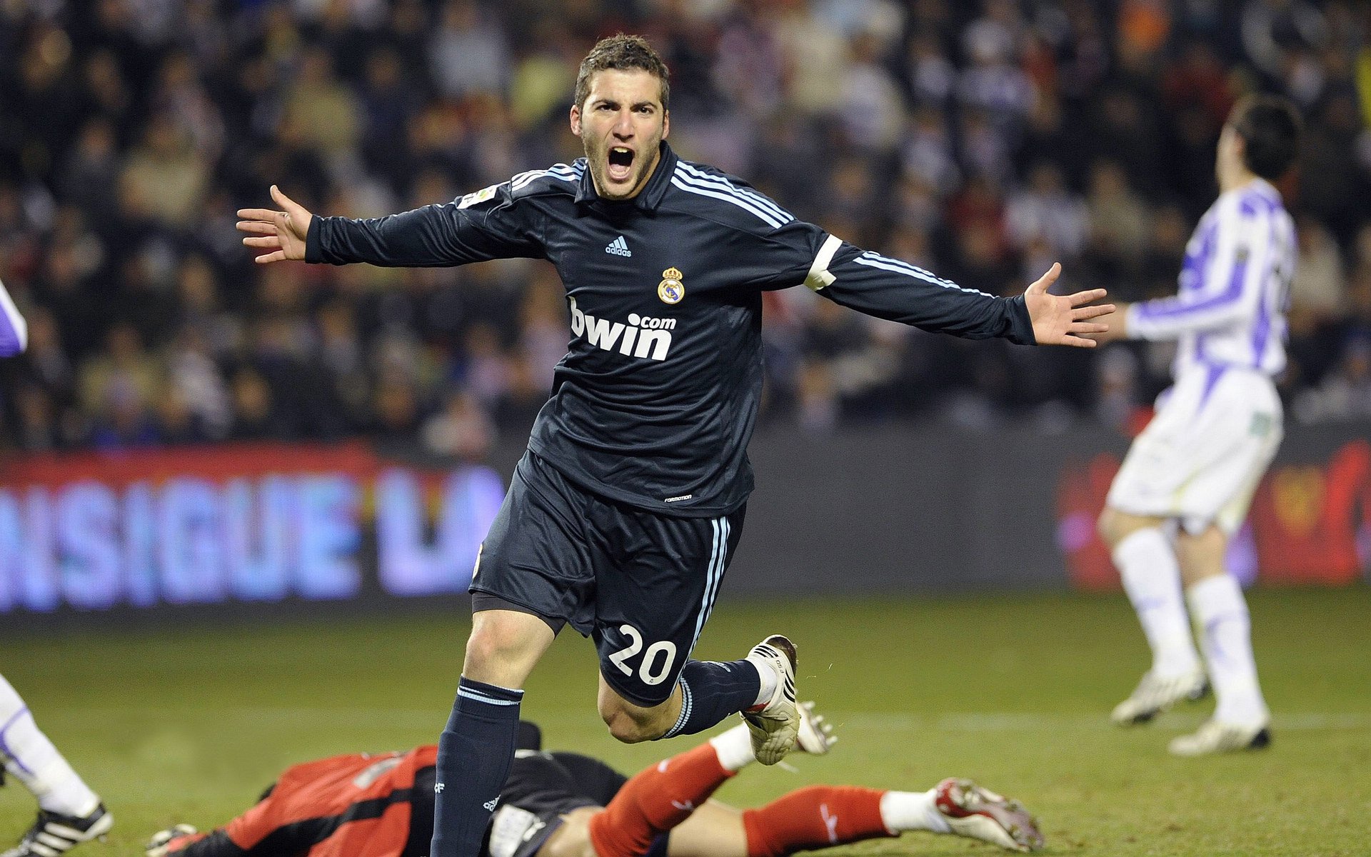 赛道上的永恒瞬间，奥亚尔萨瓦尔与F1年度争冠之夜的终极制胜