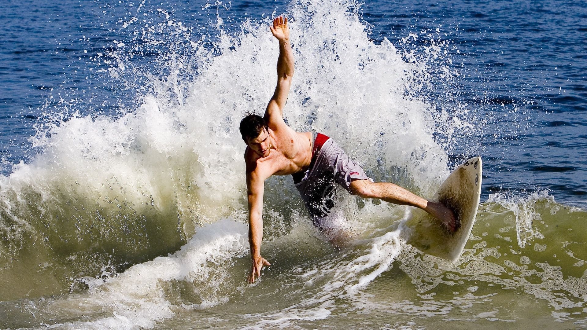 开云官网-从草地到硬地，阿尔卡拉斯戴维斯杯鏖战延续温网火热状态，新一代天王如何定义网球新纪元？